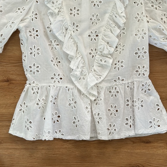 CeCe Women's White Flower Cutout Eyelet Puplum Top Sz XS Preppy Casual Neutral - Picture 4 of 7